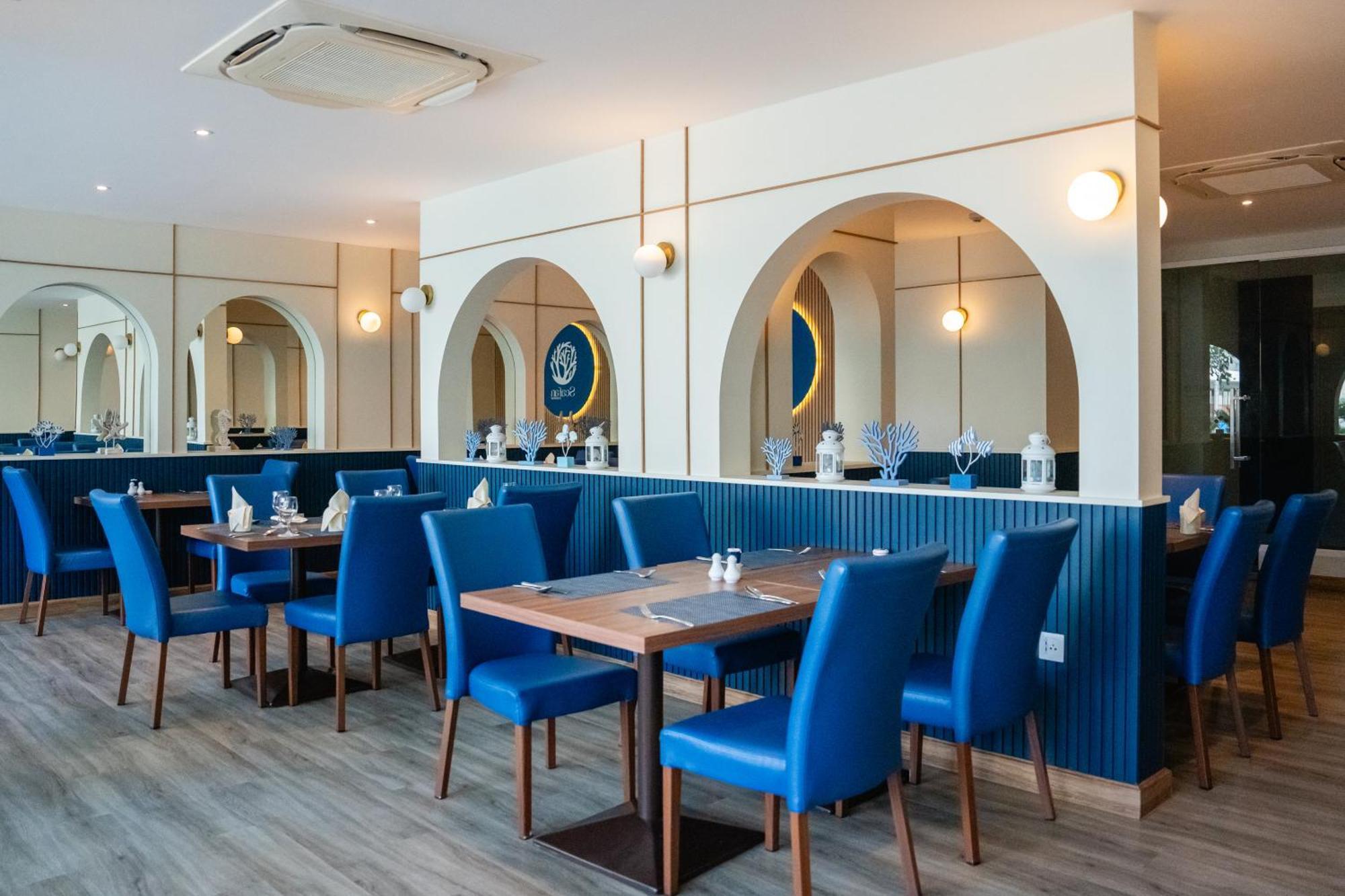 Seabed Grand Hotel Phuket - Sha Extra Plus Extérieur photo The interior of the restaurant