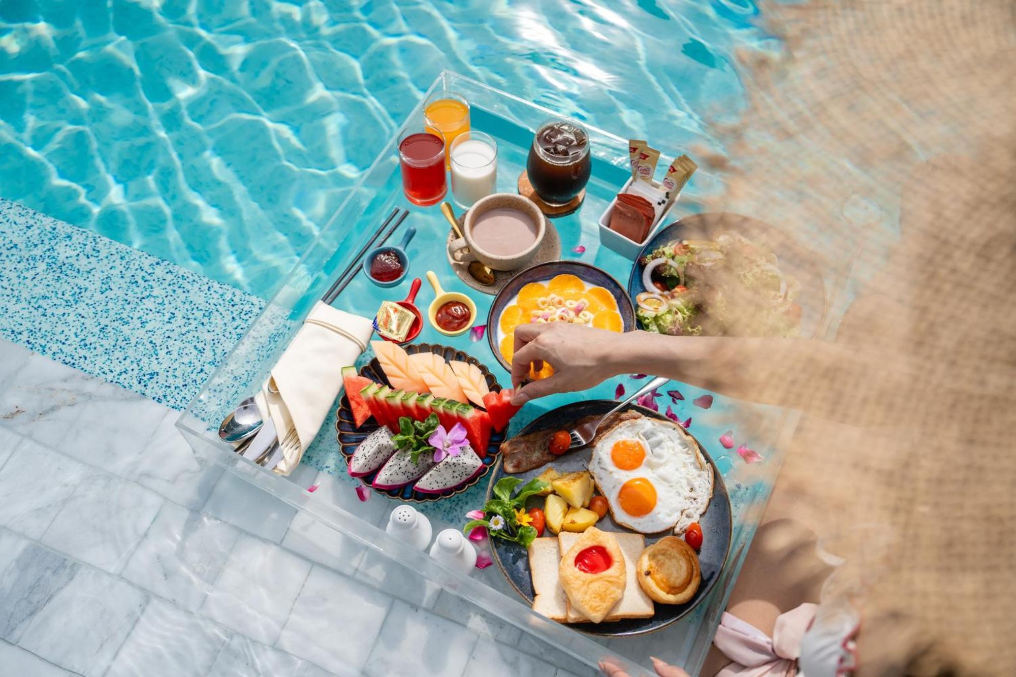 Seabed Grand Hotel Phuket - Sha Extra Plus Extérieur photo A floating breakfast at a resort in Bali, Indonesia